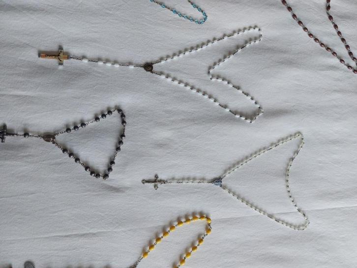 6 Verschillende rozenkransen in verschillende kleuren & maat, Verzamelen, Religie, Zo goed als nieuw, Christendom | Katholiek