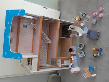Poppenhuis + meubels en 2 poppetjes beschikbaar voor biedingen
