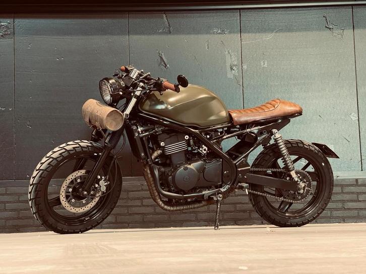 Zeer leuke cafe racer legergroen, Motoren, Motoren | Kawasaki, Particulier, Overig, meer dan 35 kW, 2 cilinders, Minimaal motorrijbewijs A2