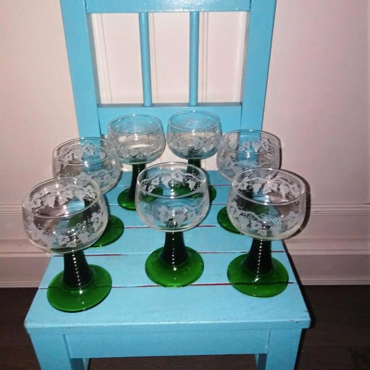 7 Roemer wijnglazen met groene voet en witte druifrank 0,1L, Huis en Inrichting, Keuken | Servies, Zo goed als nieuw, Glas of Glazen
