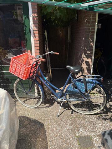 Mooie Cortina fiets met bak aan het stuur beschikbaar voor biedingen