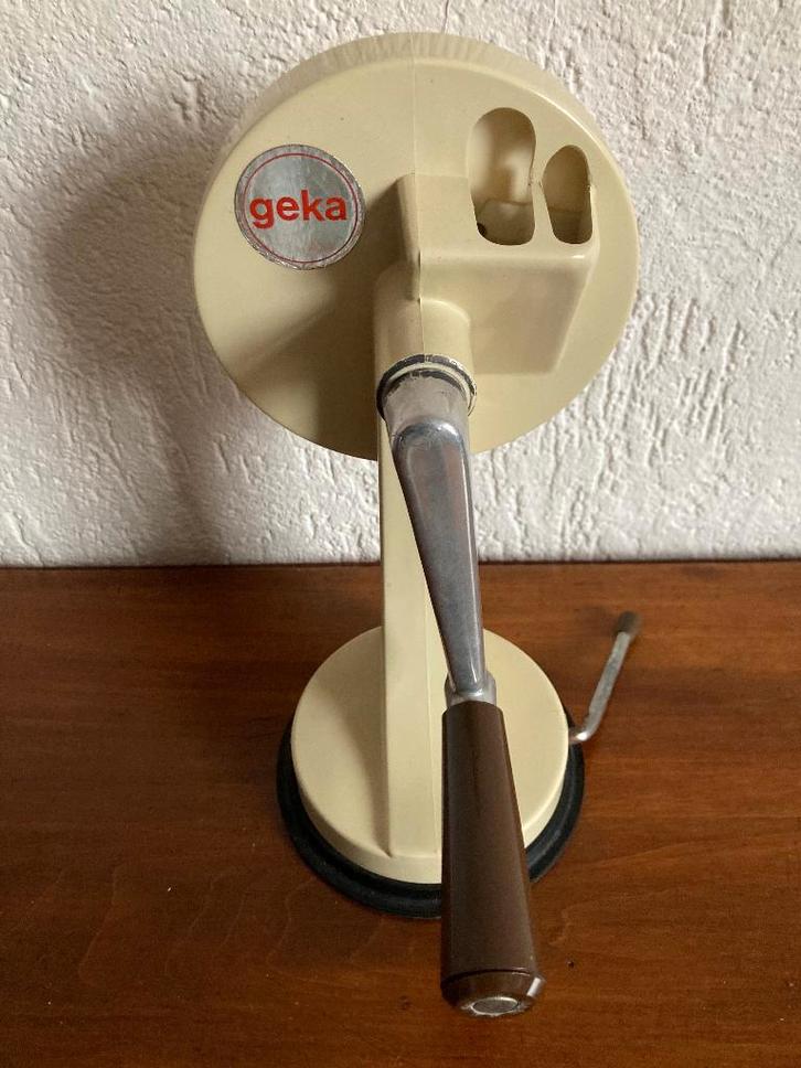 Vintage kleine snijbonenmolentje op zuignap snijbonenmolen, Huis en Inrichting, Keuken | Keukenbenodigdheden, Gebruikt, Ophalen of Verzenden