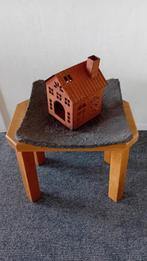 Bloemenschaal met metalen huisje. MOOI VOOR KERST., Schaal, Vierkant, Ophalen of Verzenden, Zo goed als nieuw