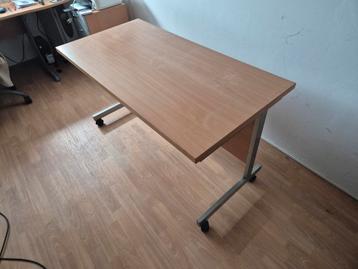 Net bureau met kabelgoot