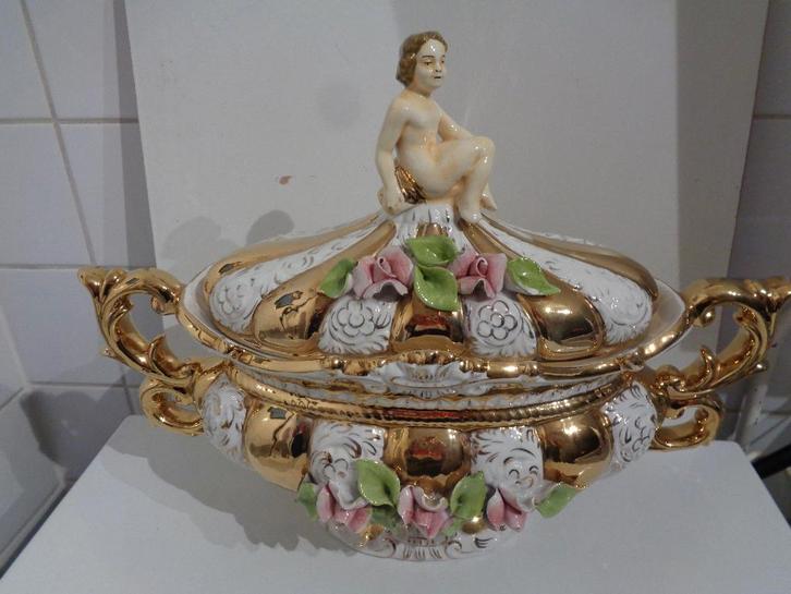 Te koop prachtige schaal van porselijn met putti op deksel, Verzamelen, Beelden en Beeldjes, Zo goed als nieuw, Overige typen