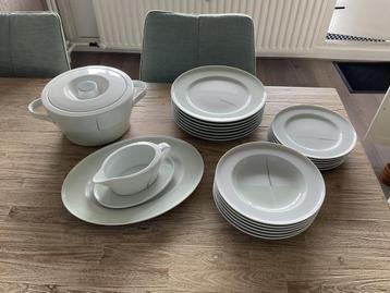 Zesdelig servies beschikbaar voor biedingen