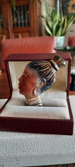 Antieke  broche,keramiek, buste vrouw., Ophalen of Verzenden, Overige materialen, Broche