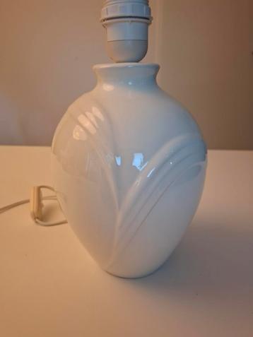Witte vintage aardewerk tafellamp art deco beschikbaar voor biedingen