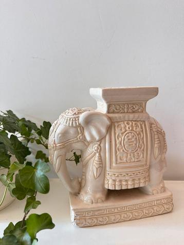 Keramiek klein plantentafeltje olifant beschikbaar voor biedingen