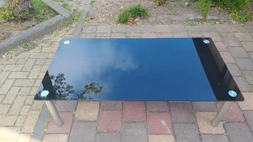 Zwarte glazen salontafel met grijze aluminium poten beschikbaar voor biedingen