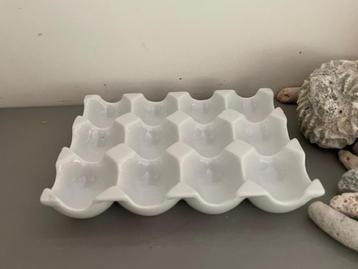 Eierhouder wit porselein. Voor 12 eieren. Eierschaal / tray beschikbaar voor biedingen