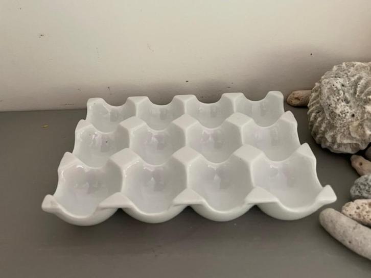 Eierhouder wit porselein. Voor 12 eieren. Eierschaal / tray, Huis en Inrichting, Keuken | Servies, Nieuw, Schaal of Schalen, Effen