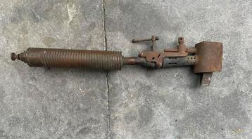 Antieke  museale Petroleum Sordeerbout beschikbaar voor biedingen