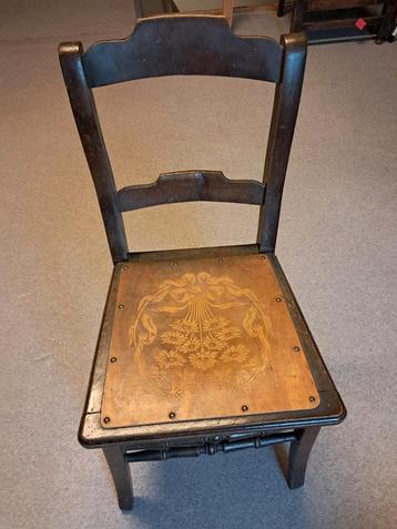 Antieke Houten Stoel met Bloemenmotief beschikbaar voor biedingen