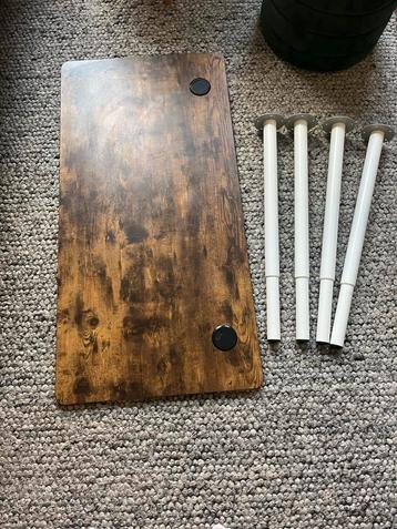 Bureau met verstelbare poten 120x60 en kabel doorgang beschikbaar voor biedingen