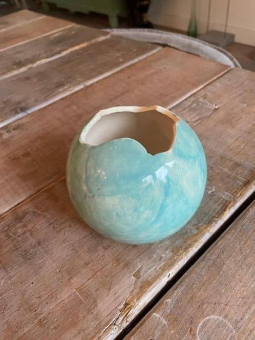 Rond bolvormig vaasje. Zeegroen / aqua. Keramiek Cello, Huis en Inrichting, Woonaccessoires | Vazen, Zo goed als nieuw, Overige kleuren