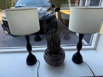 Twee leuke tafellampen zwart beschikbaar voor biedingen