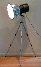 Grote Industriële studiolamp op statief, in nette staat!, Huis en Inrichting, Lampen | Vloerlampen, Glas, Industrieel / Landelijk