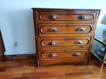 Antieke grenen ladenkast met houtsnijwerk beschikbaar voor biedingen