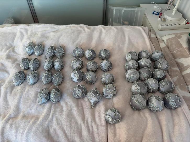 Zilveren Kerstballen met Glitters - Set, Diversen, Kerst, Zo goed als nieuw, Ophalen