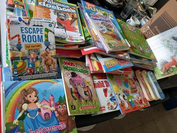 Stapels puzzelboeken en nog meer beschikbaar voor biedingen