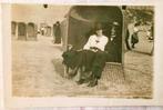 Fotokaart Op het strand van Zandvoort in dubbele badstoel, Ophalen of Verzenden, Voor 1940, Foto