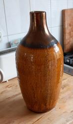 Mooie okergele vaas 40 cm hoog met lichte beschadiging, Minder dan 50 cm, Steen, Ophalen of Verzenden, Zo goed als nieuw