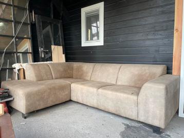 Hoekbank beschikbaar voor biedingen