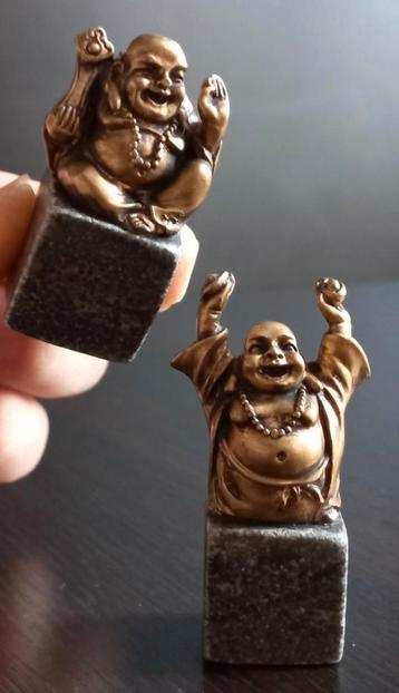 Twee miniatuur Boeddhabeelden op marmeren voetstuk. beschikbaar voor biedingen