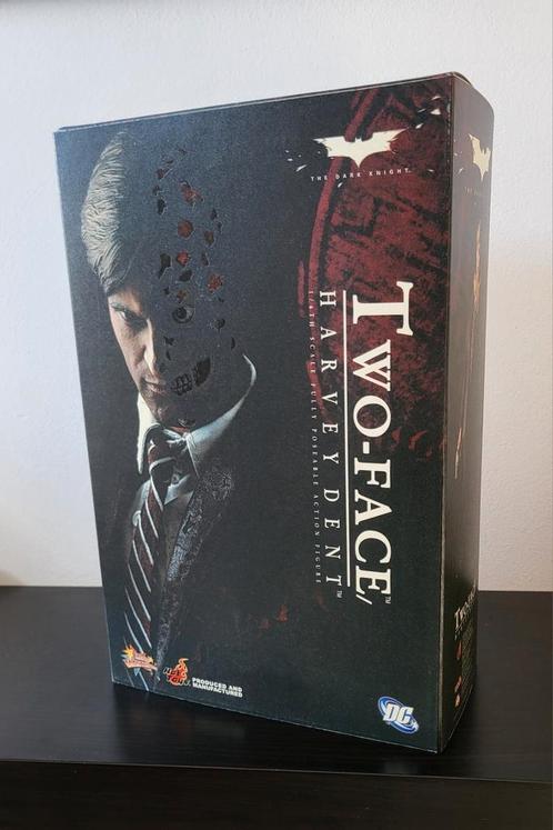 Hot toys MMS81 Two-Face 1/6 scale figure, Verzamelen, Film en Tv, Zo goed als nieuw, Film, Actiefiguur of Pop, Ophalen of Verzenden