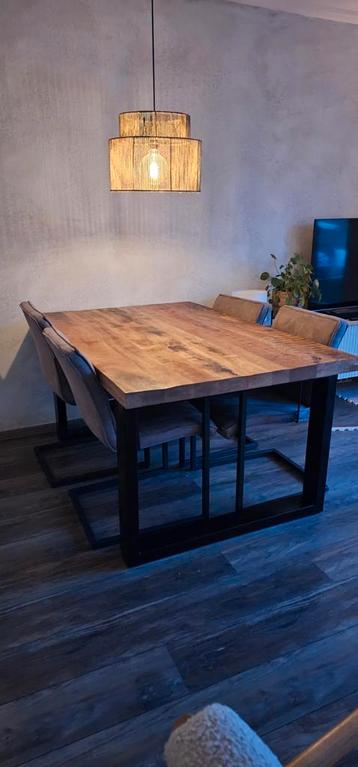 Industriële eettafel met 4 stoelen 160cm x 100cm beschikbaar voor biedingen