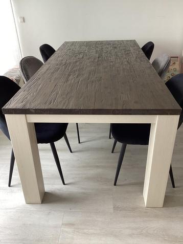 Eettafel beschikbaar voor biedingen