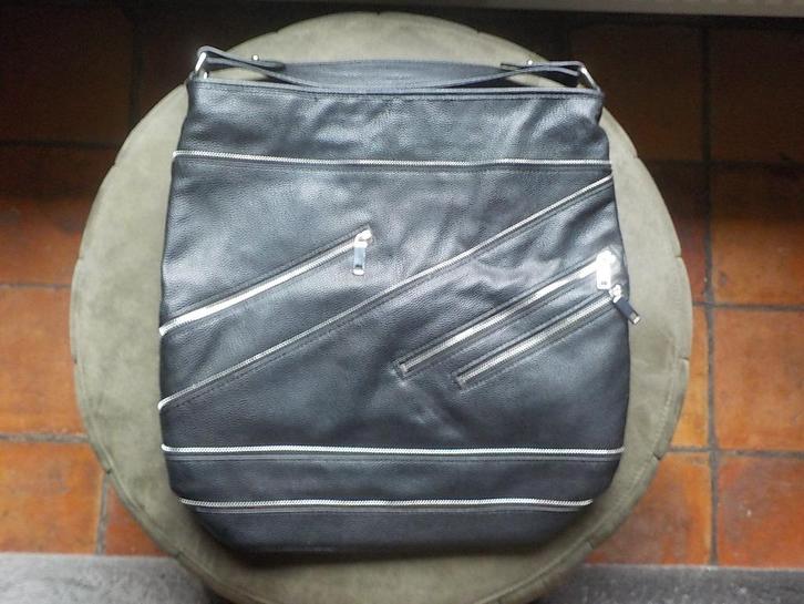 prachtige zwarte design schoudertas van MANGO tas, Sieraden, Tassen en Uiterlijk, Tassen | Schoudertassen, Zo goed als nieuw, Overige merken