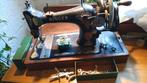 Antieke handnaaimachine
Met toebehoren, Antiek en Kunst, Antiek | Naaimachines, Ophalen