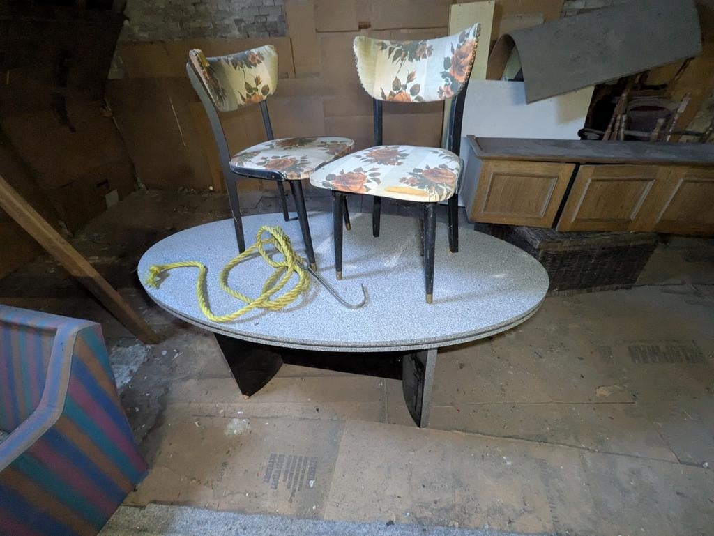 Ovalen tafel en / of op te knappen stoelen. Gratis, Ophalen, Gebruikt, 50 tot 100 cm, Minder dan 50 cm