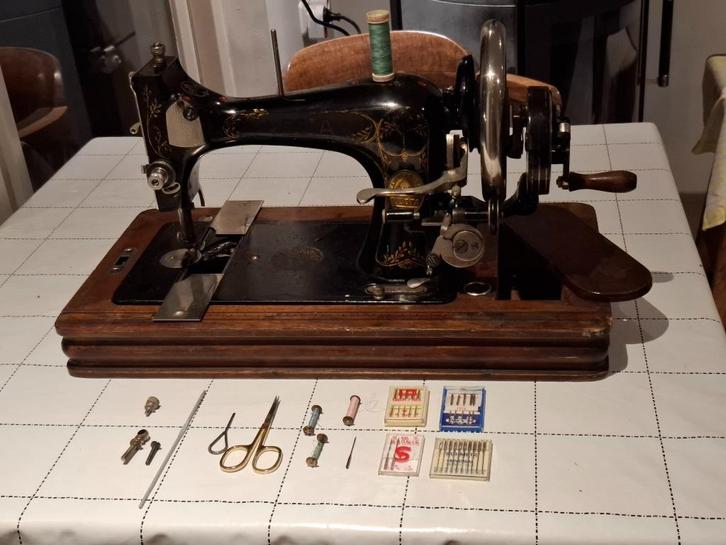 IN PRIJS VERLAAGD OUDE VESTA NAAIMACHINE MET ONDERDELEN, Antiek en Kunst, Antiek | Naaimachines, Ophalen
