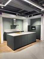 Eilandkeuken mineraalgroen mat, greeploos voor € 8500,-, Ophalen, Nieuw, Dubbelwandige keuken, Kunststof