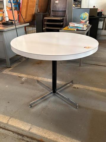 Vintage tafel beschikbaar voor biedingen