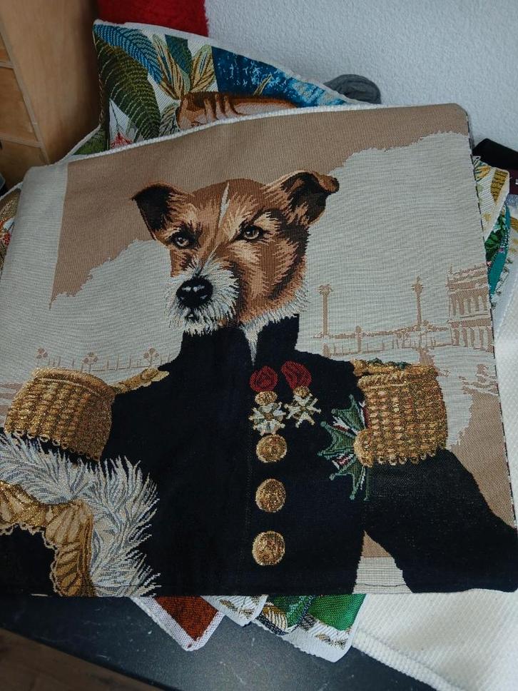 Gobelin Kussenovertrek Hond in Uniform € 17,50Twee voor € 30, Huis en Inrichting, Woonaccessoires | Kussens, Nieuw, Bruin, Vierkant