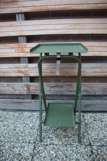Groene metalen klaptafel met inklapbare poten. Nieuwstaat. beschikbaar voor biedingen