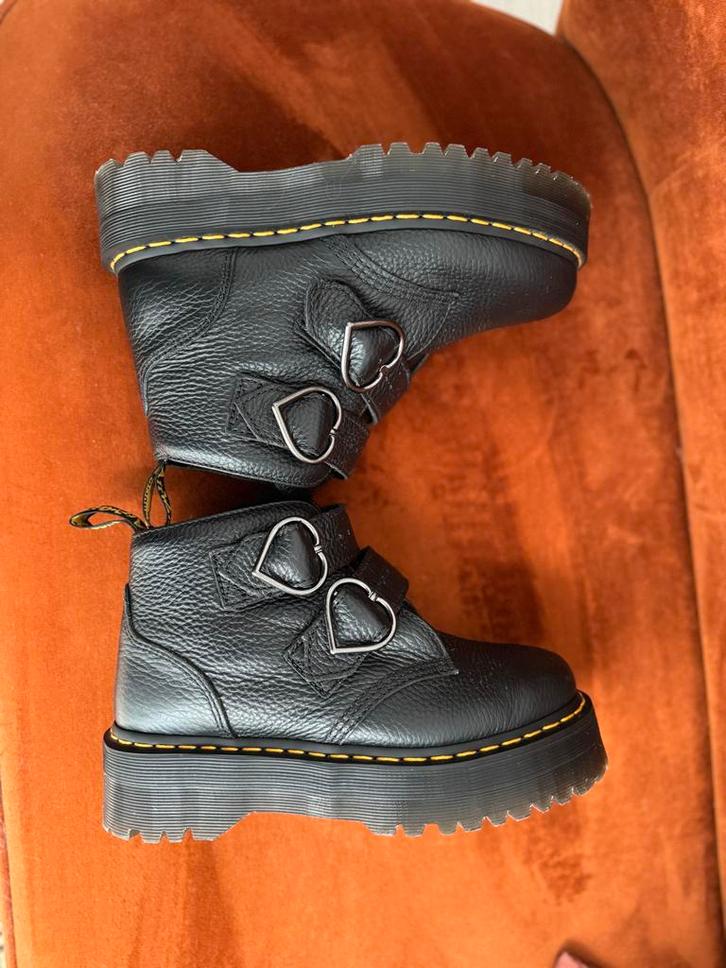 Dr. Martens Devon Heart - Zo goed als nieuw, Kleding | Dames, Schoenen, Zo goed als nieuw, Zwart, Ophalen of Verzenden