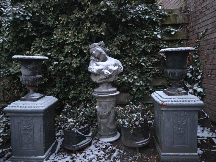 Antieke gietijzeren vazen op zuilen, Tuin en Terras, Waterpartijen en Fonteinen, Gietijzer, Ophalen of Verzenden