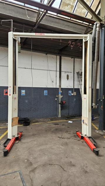 2 koloms hefbrug autobrug Koni KS 2025 2500Kg 1992 Gor 2 beschikbaar voor biedingen