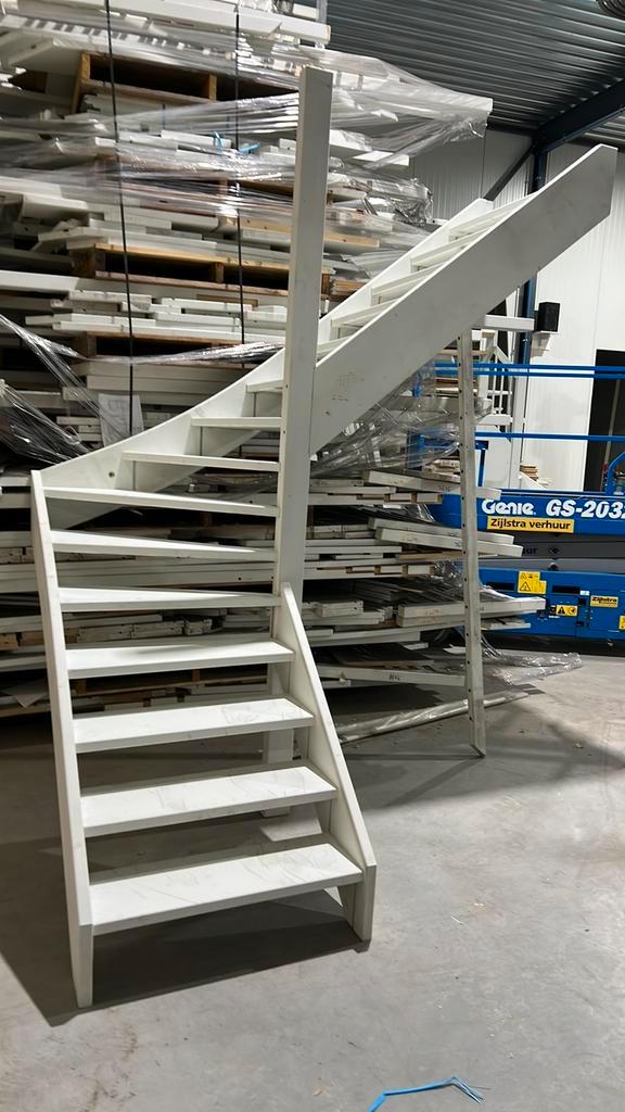 Kwart trap 2900 hoog 1 linksom en 1 rechtsom liggen, Doe-het-zelf en Verbouw, Ladders en Trappen, Ophalen of Verzenden