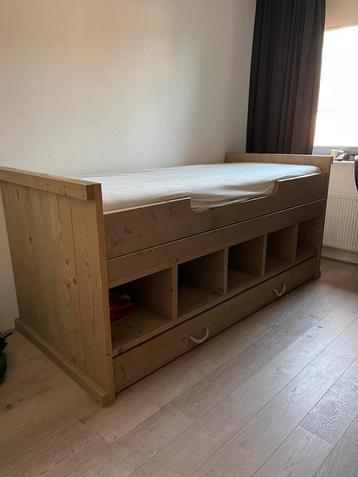 Stoere halfhoogslaper met opbergruimte en rolbed beschikbaar voor biedingen