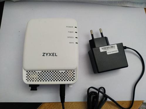 ZYXEL FMG3005-R20A met 1-100 m glasvezel patchkabel, Computers en Software, Routers en Modems, Zo goed als nieuw, Router, Ophalen of Verzenden