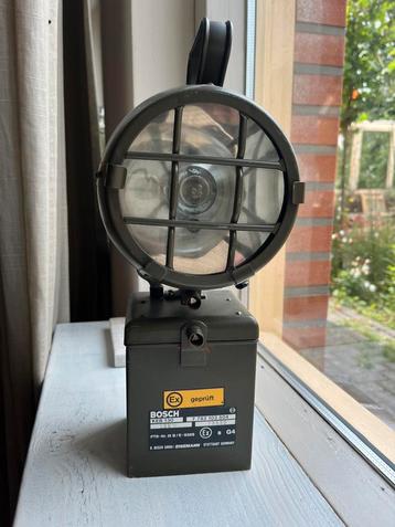Legerlamp. Veldlamp. Schijnwerper, seinlamp op accu beschikbaar voor biedingen