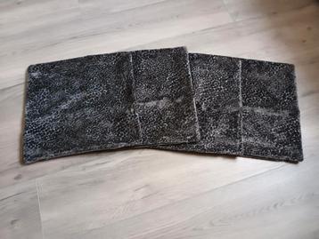 Grijze kussenhoezen beschikbaar voor biedingen