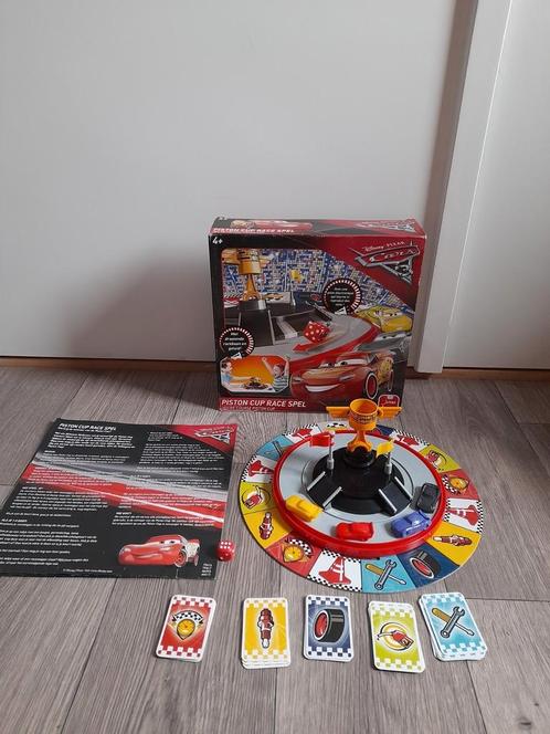 Piston Cup Race Cars bordspel, Hobby en Vrije tijd, Gezelschapsspellen | Bordspellen, Zo goed als nieuw, Een of twee spelers, Drie of vier spelers