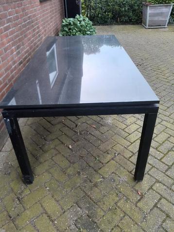 Granieten tuintafel  beschikbaar voor biedingen